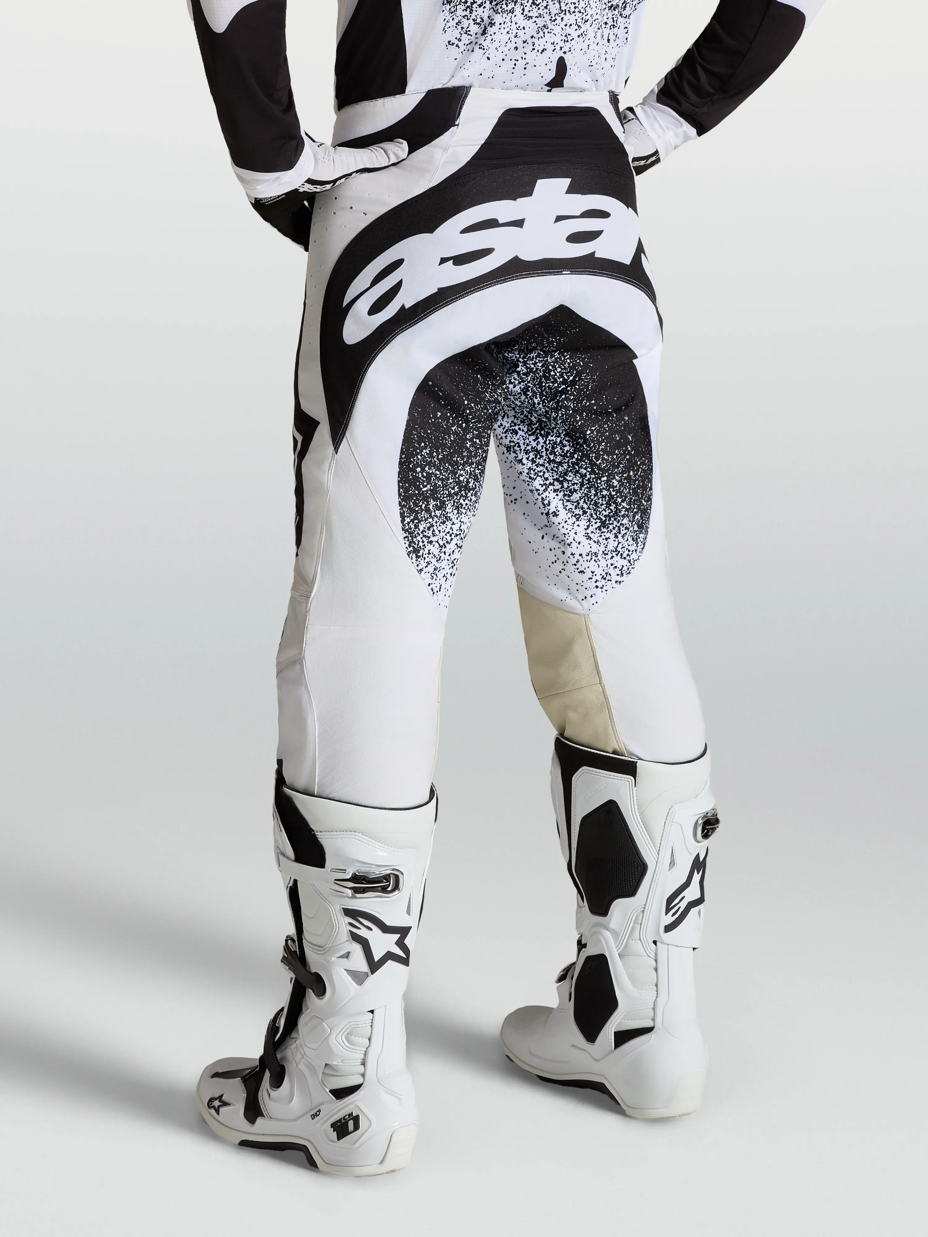 2027 Techstar Swan Pants - image 3
